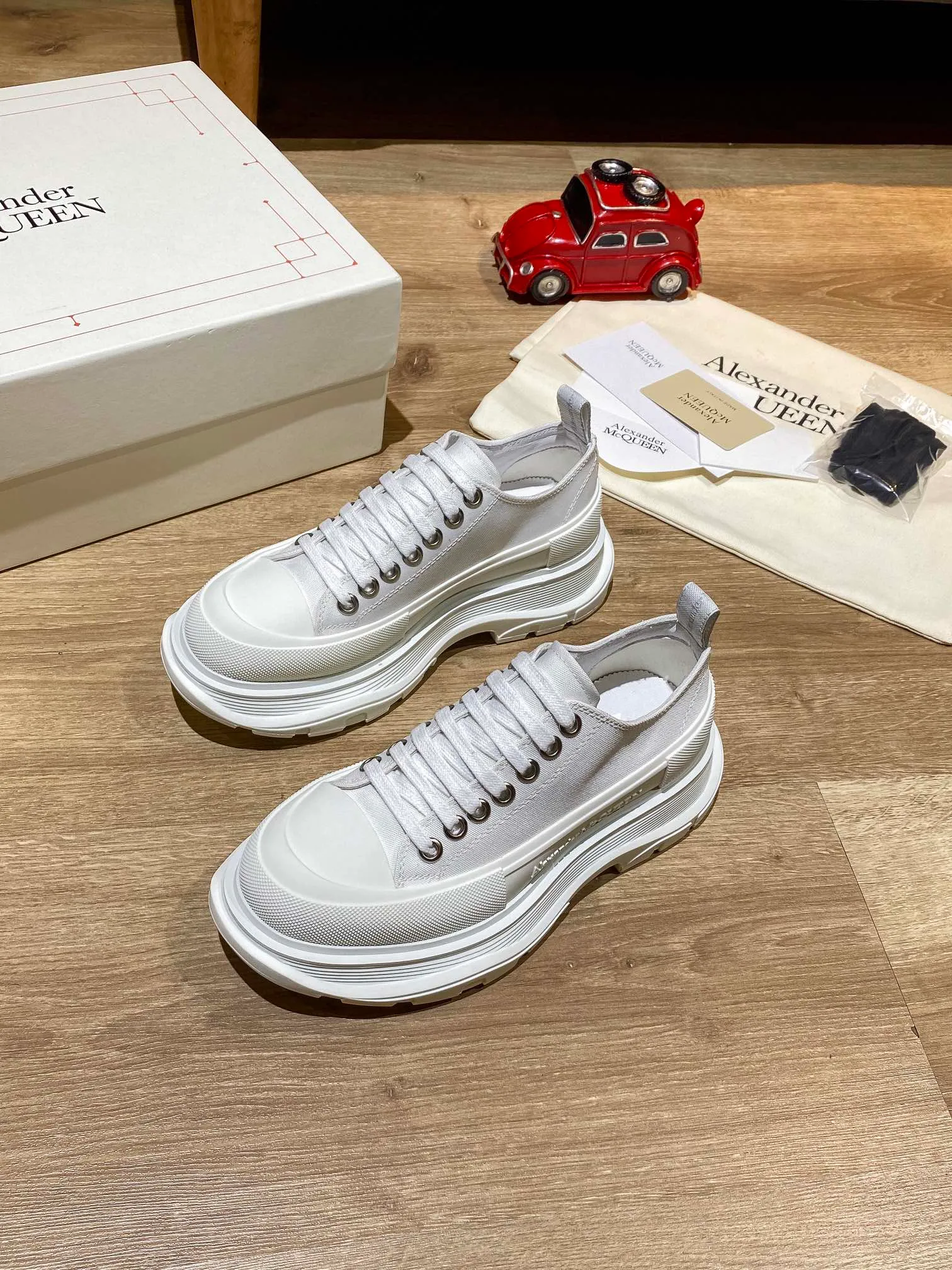👟👟Ex-factory price 480👟👟 Alexander Mcqueen🚀🚀Couple model👫 MQ McQueen thick-soled platform shoes, the latest spring style in the counter, Xiaohongshu is popular. It is also a casual shoe that increases height and slimming 😄 Does not choose any style. The heel height is 6.5 cm, which is equivalent to wearing a pair of high heels. Slimming is inevitable. Black and white are versatile. Pink looks younger. Several colors are very popular. Purchased from the original order from hk. The highest quality in the market. A popular product. 👍 Material: Genuine customized space Monica cloth. Goat leather lining. Private model T👟👟Ex-factory price. U multi-layer combination outsole. Standard code number. Comes with a full set of the latest packaging at the counter. Code number: 35-40 for women and 39-44 for men.